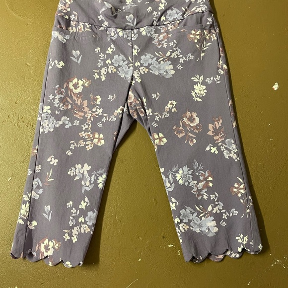 Purple capris with a floral print scalloped at bottom of the capris size 6P - Picture 2 of 4